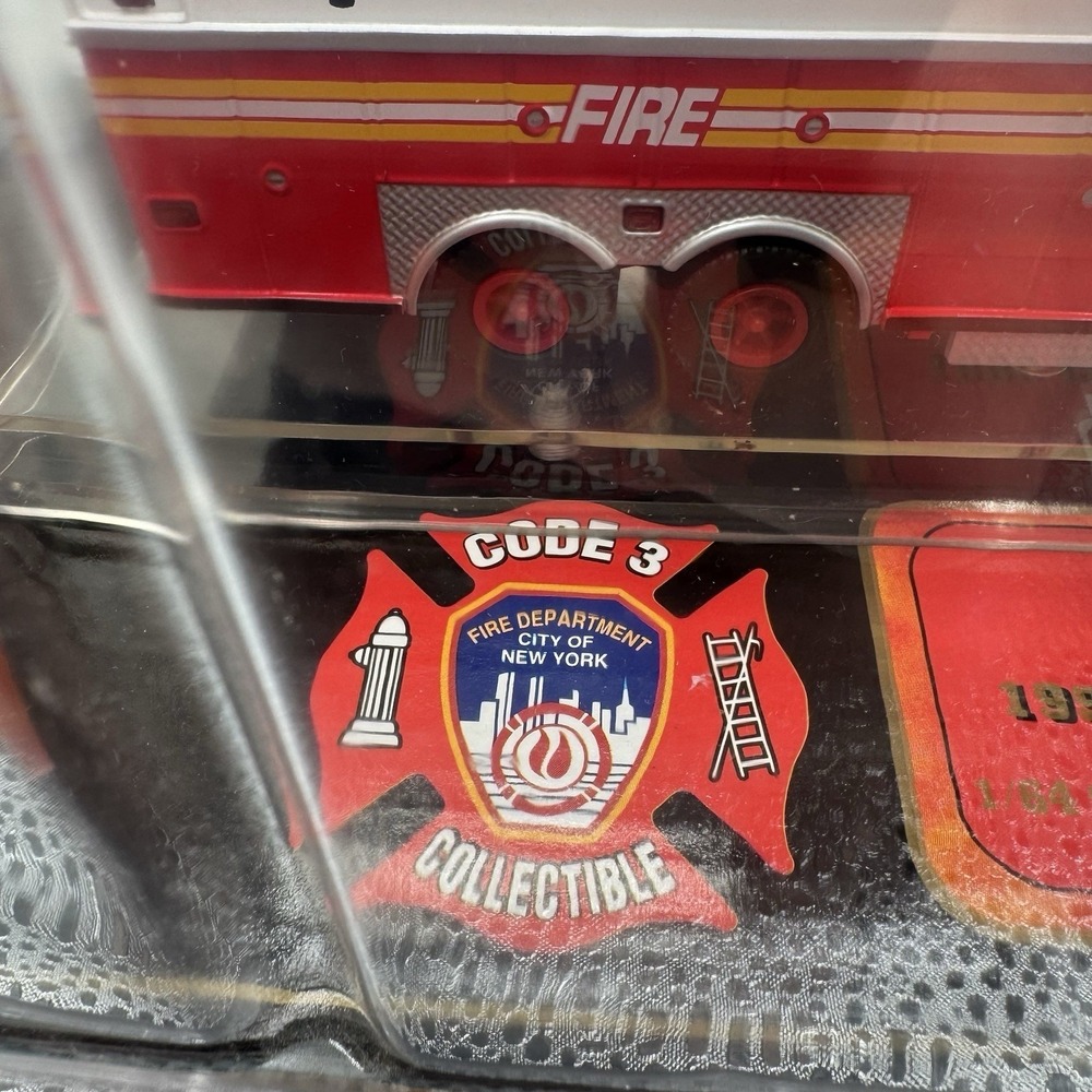 Code 3 1/64 Scale 12701 - Saulsbury Heavy Rescue Fire Truck FDNY Rescue 5 - Picture 6 of 10